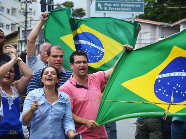 Movimentação em frente à residência do ex-presidente da República, Luiz Inácio Lula da Silva, em São Bernardo do Campo (SP), na manhã desta sexta-feira (4)