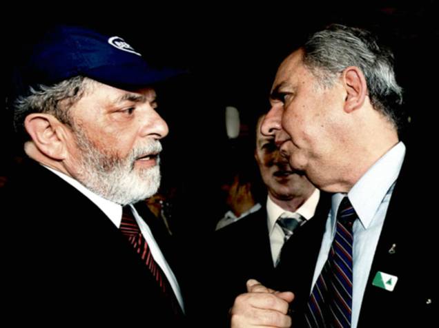 Foto apreendida na casa de José Carlos Bumlai mostra o pecuarista ao lado de Lula