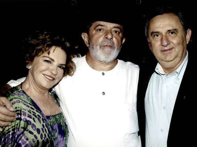 Foto apreendida na casa de José Carlos Bumlai motra o pecuarista ao lado de Lula e da ex-primeira dama Marisa
