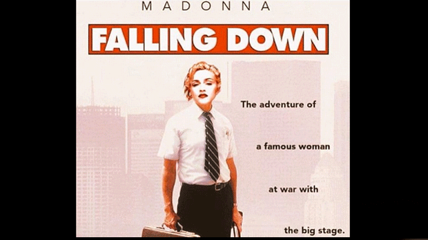Madonna substitui Michael Douglas no pôster do filme Um Dia de Fúria (1993) e usuários das redes sociais adaptam o título do longa para Caindo - A Aventura de Uma Mulher Famosa em Guerra com o Palco