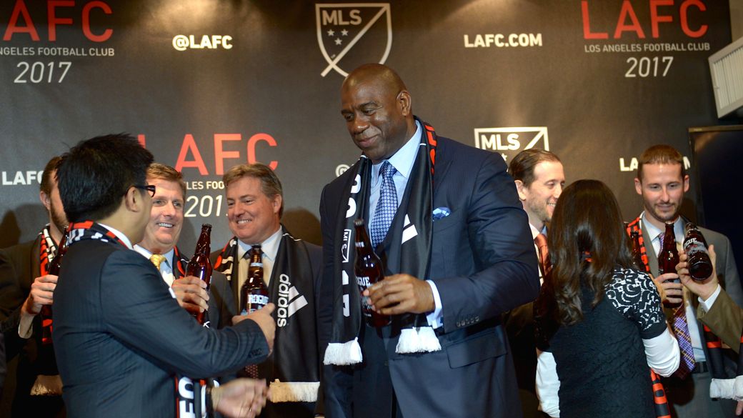Magic Johnson faz um brinde durante o lançamento de seu novo time de futebol, que entrará na MLS em 2017, em Los Angeles