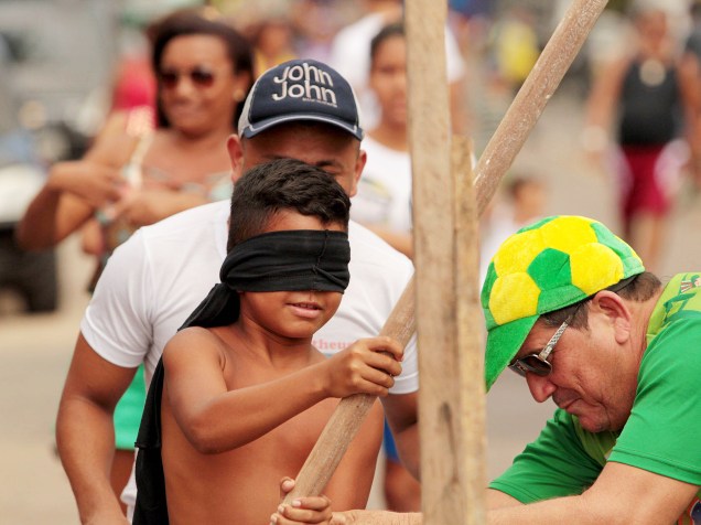 No sábado de Aleluia, populares fazem a tradicional Malhação de Judas em Belém (PA)
