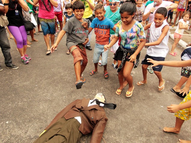 Crianças se divertem durante o sábado de Aleluia em Belém (PA)