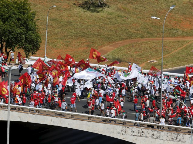 Manifestantes protestam contra a continuidade do processo de Impeachment contra a presidente Dilma Rousseff, em Brasília - 17/04/2016