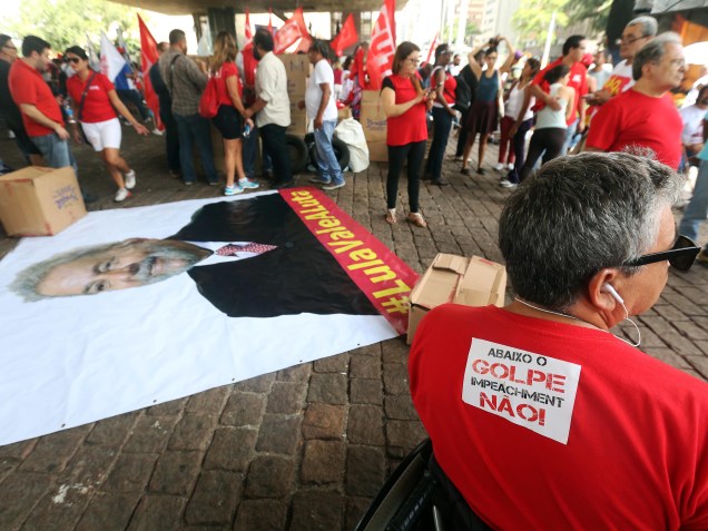 Manifestantes pró-governo se concentram no vão livre do MASP, na avenida Paulista em São Paulo, durante ato a favor da presidente Dilma nesta sexta-feira (18)
