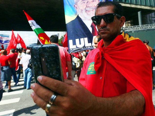 Protesto a favor do ex-presidente Lula, na Avenida Paulista, em São Paulo (SP), na tarde desta sexta-feira (18)