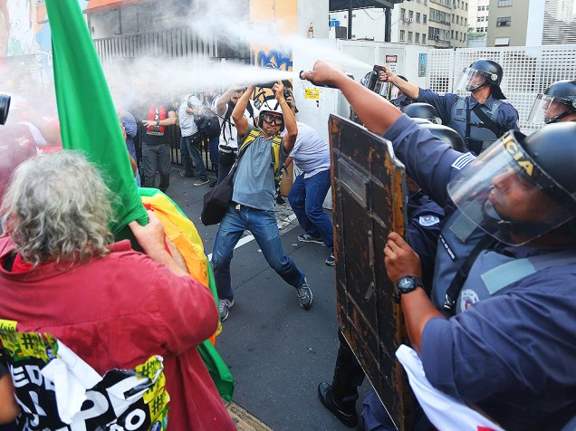 Confusão entre manifestantes pró e anti-governo, durante ato na Avenida Paulista, em São Paulo (SP), na tarde desta sexta-feira (18)