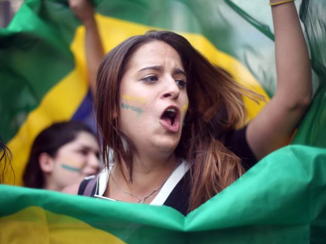 Manifestantes fazem protesto na Avenida Paulista, em  SP, contra a Presidente Dilma Rousseff e a nomeação do ex-Presidente Lula como novo Ministro da Casa Civil, na manhã desta quinta-feira (17)