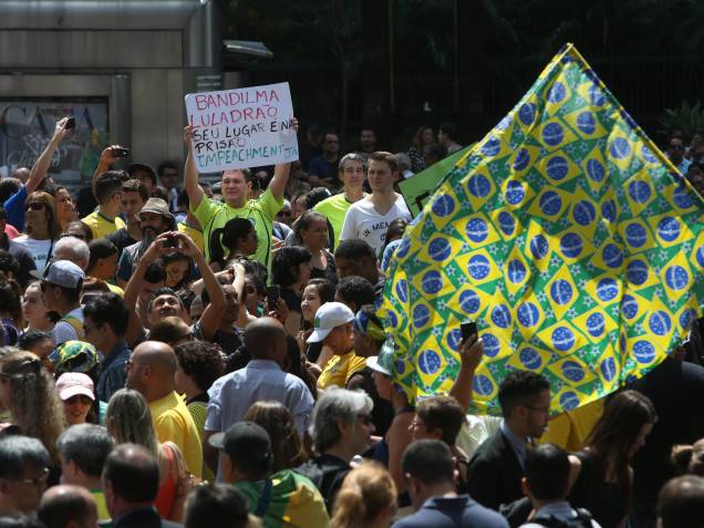 Manifestantes fazem protesto na Avenida Paulista, em  SP, contra a Presidente Dilma Rousseff e a nomeação do ex-Presidente Lula como novo Ministro da Casa Civil, na manhã desta quinta-feira (17)
