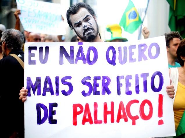Manifestantes seguem na Avenida Paulista, em São Paulo (SP), protestando contra o governo e a nomeação de Lula como ministro, na manhã desta quinta-feira (17)