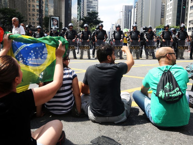 Manifestantes se concentram em frente ao prédio da FIESP, na AV. Paulista, pedindo a renuncia da presidente Dilma Rousseff, na manhã desta quinta-feira (17)