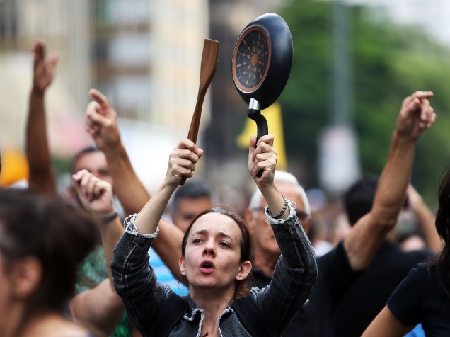 Manifestantes se concentram em frente ao prédio da FIESP, na AV. Paulista, pedindo a renuncia da presidente Dilma Rousseff, na manhã desta quinta-feira (17)