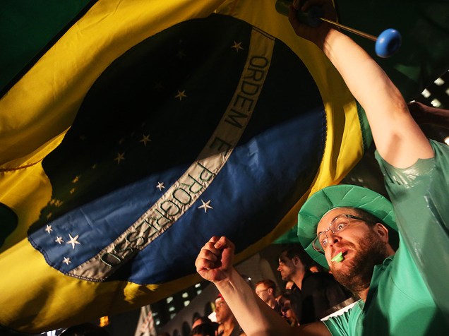 Protesto contra o governo de Dilma Rousseff e a nomeação do ex-presidente Lula, ao cargo de ministro-chefe da Casa Civil, na Avenida Paulista, em São Paulo (SP), na noite desta quinta-feira (17)