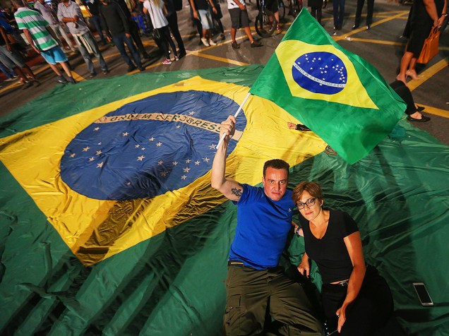 Protesto contra o governo de Dilma Rousseff e a nomeação do ex-presidente Lula, ao cargo de ministro-chefe da Casa Civil, na Avenida Paulista, em São Paulo (SP), na noite desta quinta-feira (17)