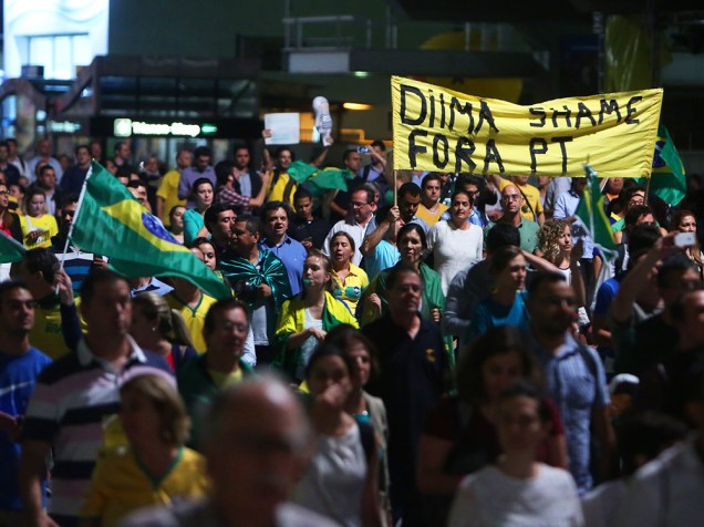 Manifestação contra a nomeação do ex-presidente Lula, para o cargo de ministro-chefe da Casa Civil, na Avenida Paulista, em São Paulo (SP), na noite desta quarta-feira (16)