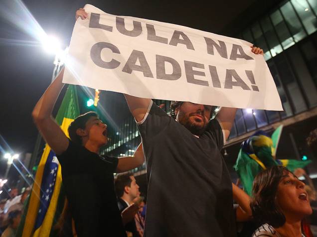 Manifestação contra a nomeação do ex-presidente Lula, para o cargo de ministro-chefe da Casa Civil, na Avenida Paulista, em São Paulo (SP), na noite desta quarta-feira (16)