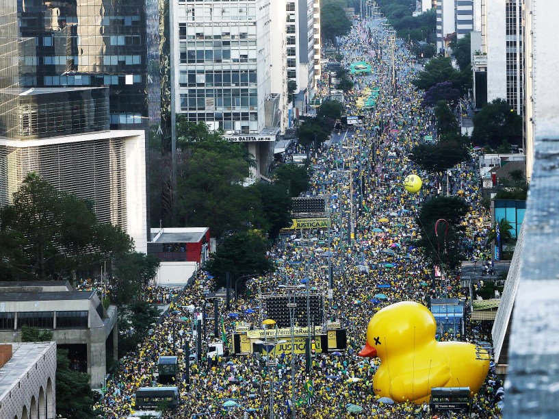 Manifestante protesta a favor do Impeachmente da Presidente Dilma Rousseff, na Avenida Paulista, em São Paulo. A Câmara dos Deputados decide hoje se o processo terá ou não continuidade - 17/04/2016