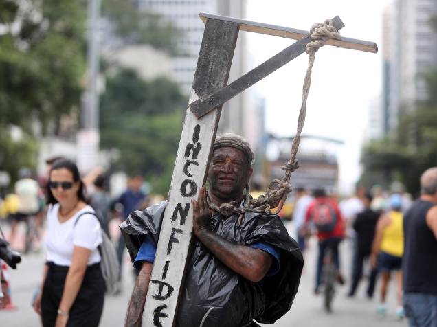 Movimentação do protesto contra o governo Dilma Rousseff (PT) na Avenida Paulista em São Paulo, SP, neste domingo (13). A manifestação foi organizada pelo movimento Vem Pra Rua