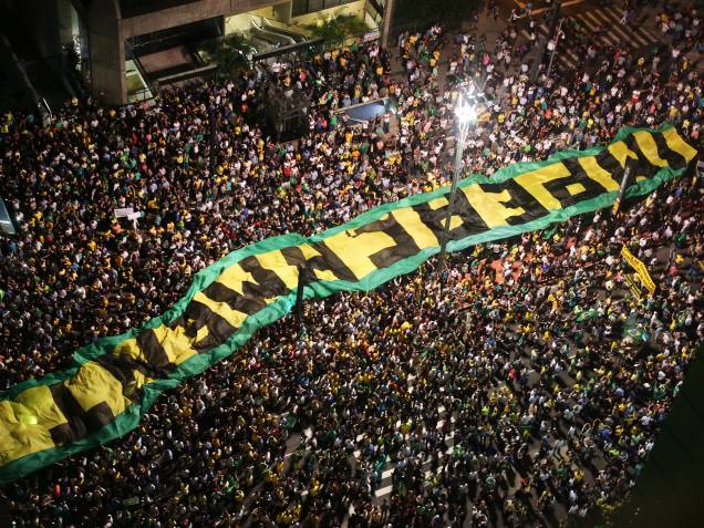 Centenas de manifestantes inconformados com a nomeação do ex-presidente Lula para chefe da casa civil protestam na av. Paulista, nesta noite de quarta-feira (16)