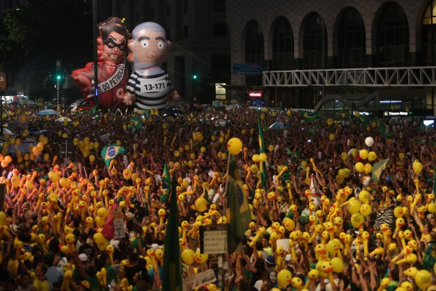 Manifestantes durante a votação que dará ou não continuidade ao processo de Impeachment contra a presidente Dilma Rousseff, na Avenida Paulista, em São Paulo - 17/04/2016