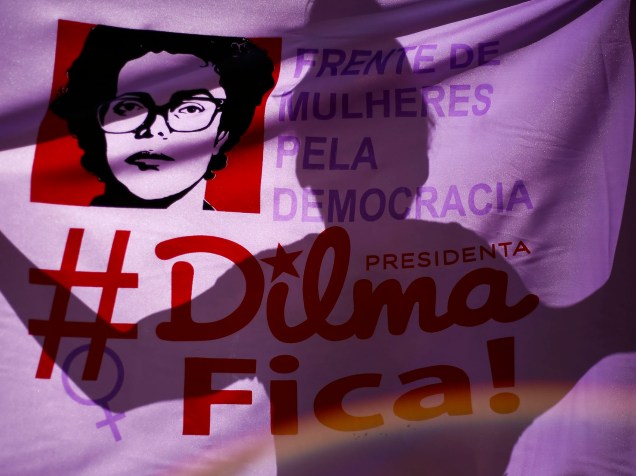 Manifestantes contra o Impeachment da Presidente Dilma Rousseff se reúnem no Vale do Anhangabaú, centro da cidade de São Paulo, enquanto aguardam pelo início da votação que dará ou não continuidade ao processo - 17/04/2016
