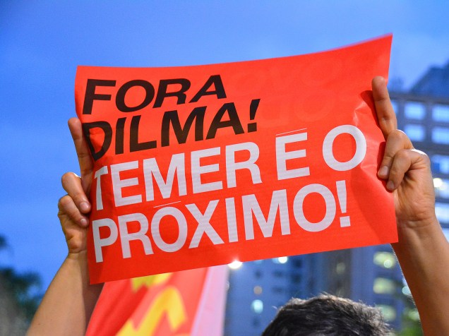 Protesto contra o governo Dilma e a oposição, toma um dos sentidos da Avenida Paulista, em São Paulo (SP), na noite desta sexta-feira (01). O movimento pede eleições gerais no país
