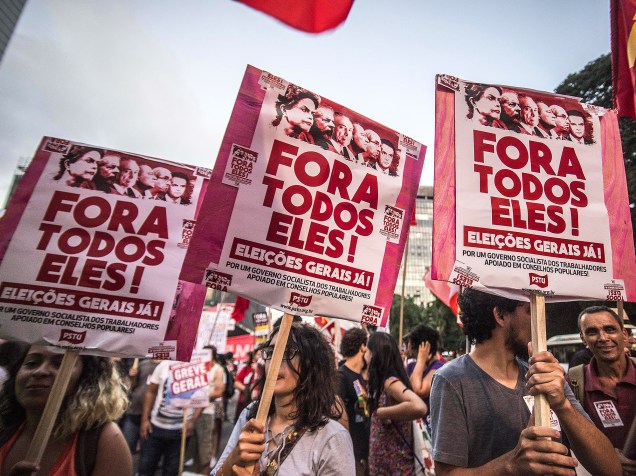 Protesto contra o governo Dilma e a oposição, toma um dos sentidos da Avenida Paulista, em São Paulo (SP), na noite desta sexta-feira (01). O movimento pede eleições gerais no país