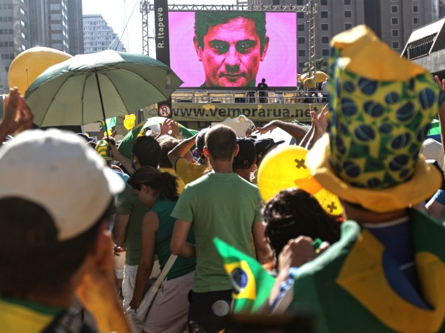 Manifestantes aguardam o início da votação que dará ou não continuidade ao processo de Impeachment contra a presidente Dilma Rousseff, na Avenida Paulista, em São Paulo - 17/04/2016