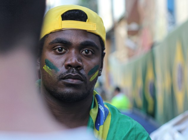 Manifestante pinta o rosto de verde amarelo em apoio ao Impeachment da presidente Dilma Rousseff, no protesto que acontece na Avenida Paulista, em São Paulo - 17/04/2016