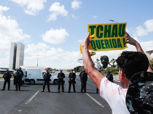Movimentação durante protesto contra a Presidente Dilma Rousseff na Esplanada dos Ministérios em Brasília, DF. Dia de protesto pelo impeachment Dilma - 17/04/2016