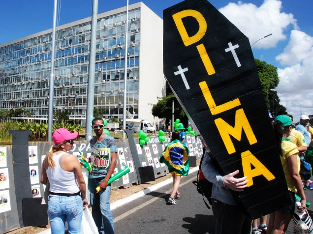 Movimento de pessoas na área destinada aos protestos pró e contra impeachment da presidente Dilma Rousseff, lados que estão separados por um muro de metal, na Esplanada dos Ministérios, em frente ao Congresso Nacional, em Brasília - 17/04/2016