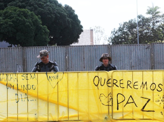 Policiais na área destinada aos protestos pró e contra impeachment da presidente Dilma Rousseff, lados que estão separados por um muro de metal, na Esplanada dos Ministérios, em frente ao Congresso Nacional, em Brasília - 17/04/2016