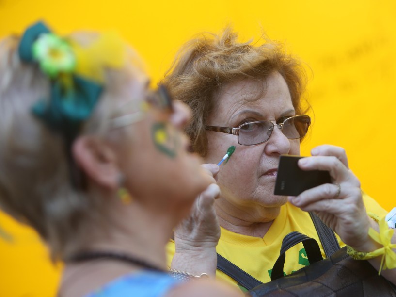 Manifestantes pró- impeachment da presidente Dilma Rousseff concentram-se em trecho da Avenida Paulista - 17/04/2016