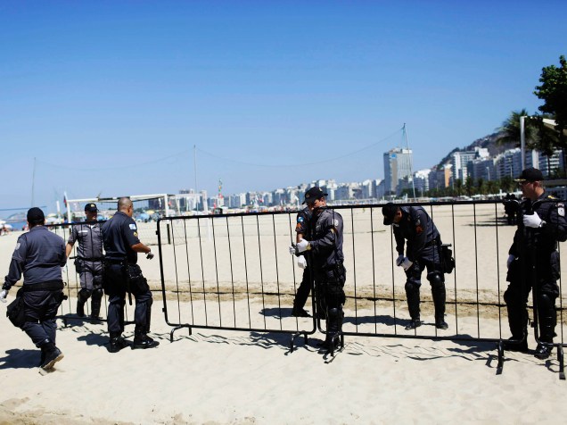 Policiais instalam uma cerca para dividir manifestantes pró e contra impeachment da presidente Dilma Rousseff, na praia de Copacabana, zona sul do Rio de Janeiro. O pedido de impeachment da oposição contra a presidente Dilma passará pela votação dos deputados federais, na Câmara dos Deputados - 17/04/2016