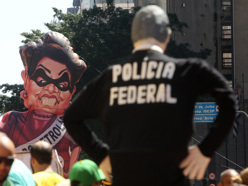 Manifestantes pró-impeachment chegam na Avenida Paulista, na zona central de São Paulo. O pedido de impeachment da oposição contra a presidente Dilma passará pela votação dos deputados federais em sessão marcada, na Câmara dos Deputados - 17/04/2016