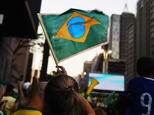 Manifestantes levantam bandeira do Brasil em protesto a favor do impeachment, na Avenida Paulista, São Paulo - 17/04/2016