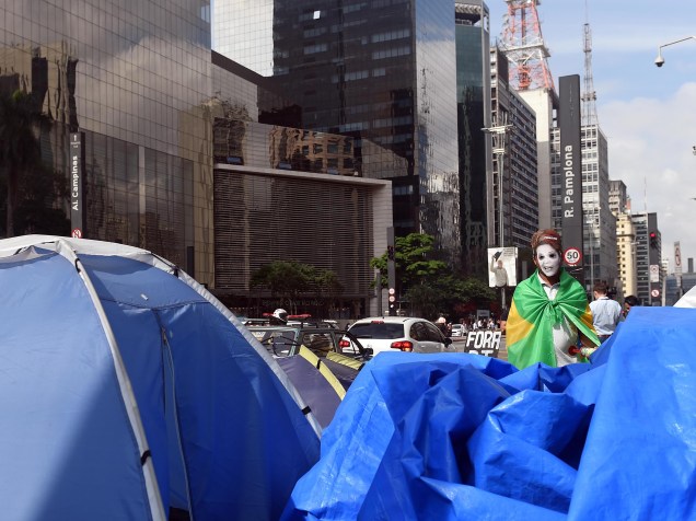 Grupo pro-impeachment acampado na Avenida Paulista, no centro de São Paulo aguarda decisão do Senado pelo afastamento da presidente Dilma Rousseff - 11/05/2016