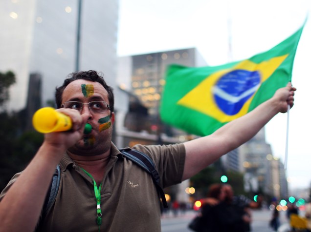 Manifestação contra a presidente da República, Dilma Rousseff, na Avenida Paulista, em São Paulo (SP), enquanto o Senado Federal realiza sessão de votação do prosseguimento do processo de impeachment da Chefe do Executivo - 11/05/2016