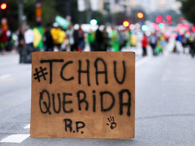 Placa com os dizeres Tchau, querida, em manifestação contra a presidente da República, Dilma Rousseff, na Avenida Paulista, em São Paulo (SP), enquanto o Senado Federal realiza sessão de votação do prosseguimento do processo de impeachment da Chefe do Executivo - 11/05/2016