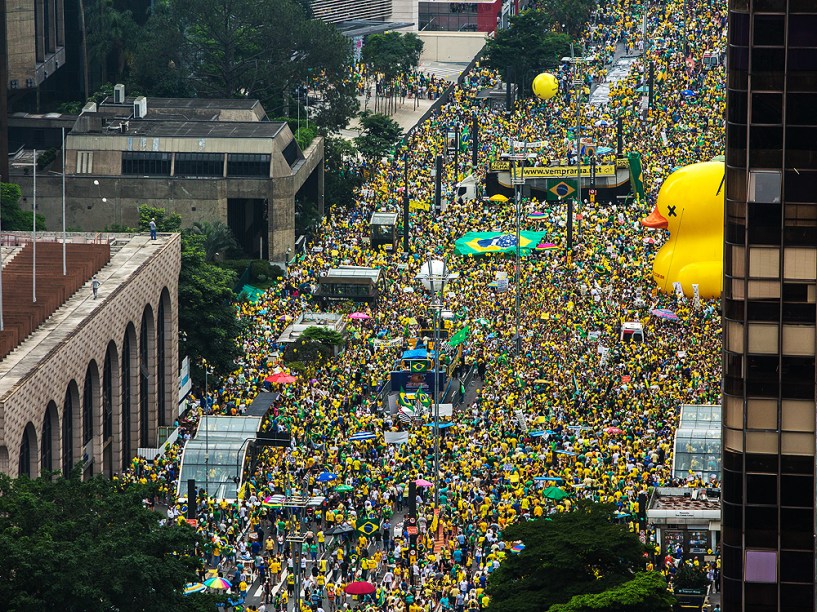 Manifestantes na Avenida Paulista, em São Paulo, para o protesto contra o Governo Dilma, neste domingo (13), pedindo o impeachment da presidente petista e o fim da corrupção