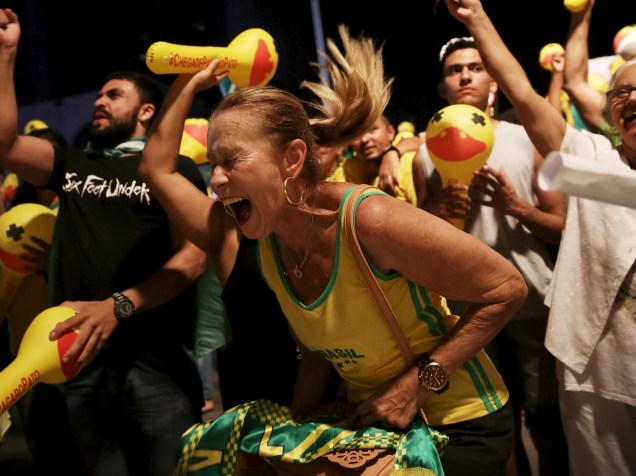 Manifestante a favor do impeachment da presidente Dilma Rousseff comemora ao assistir a votação da Câmara dos Deputados, que decidiram por dar prosseguimento ao processo, em Brasília - 17/04/2016