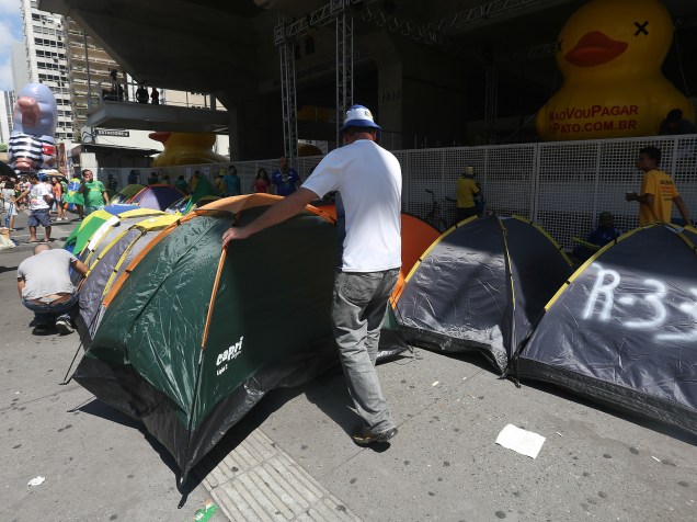 Manifestantes que protestam contra a presidente do Brasil, Dilma Rousseff continuam acampados na Avenida Paulista em frente ao prédio da Fiesp em São Paulo, SP, neste domingo (20)