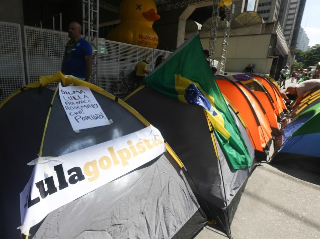Manifestantes que protestam contra a presidente do Brasil, Dilma Rousseff continuam acampados na Avenida Paulista em frente ao prédio da Fiesp em São Paulo, SP, neste domingo (20)