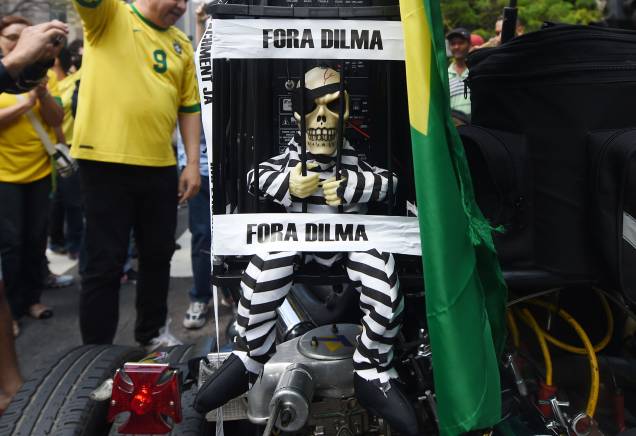 Manifestantes usam a criatividade para protestar contra o governo de Dilma Rousseff e contra o PT, na Avenida Paulista, São Paulo