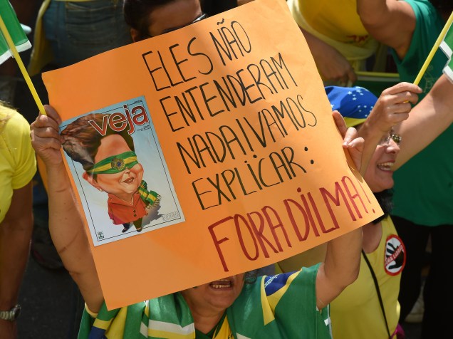 Cartazes com frases e desenhos contra o governo da presidente Dilma Rousseff chamam a atenção durante manifestação na Avenida Paulista, São Paulo