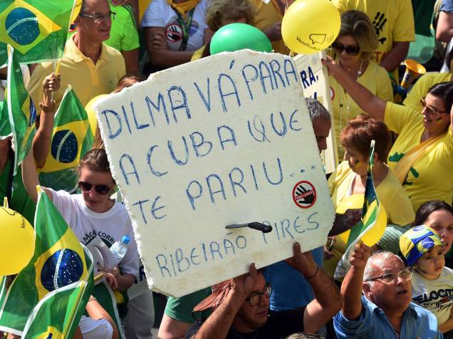 Manifestantes usam a criatividade para protestar contra o governo de Dilma Rousseff e contra o PT, na Avenida Paulista, São Paulo
