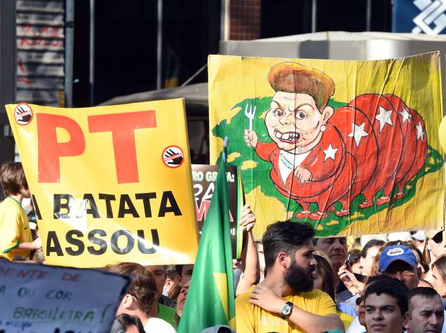 Cartazes com frases e desenhos contra o governo da presidente Dilma Rousseff chamam a atenção durante manifestação na Avenida Paulista, São Paulo