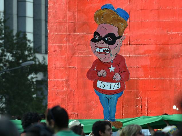 Desenhos contra presidente Dilma Rousseff chamam a atenção durante manifestação na Avenida Paulista, São Paulo