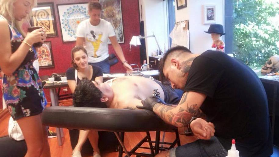 Diego Armando Maradona fez tatuagens, uma delas com a palavra "cadela"