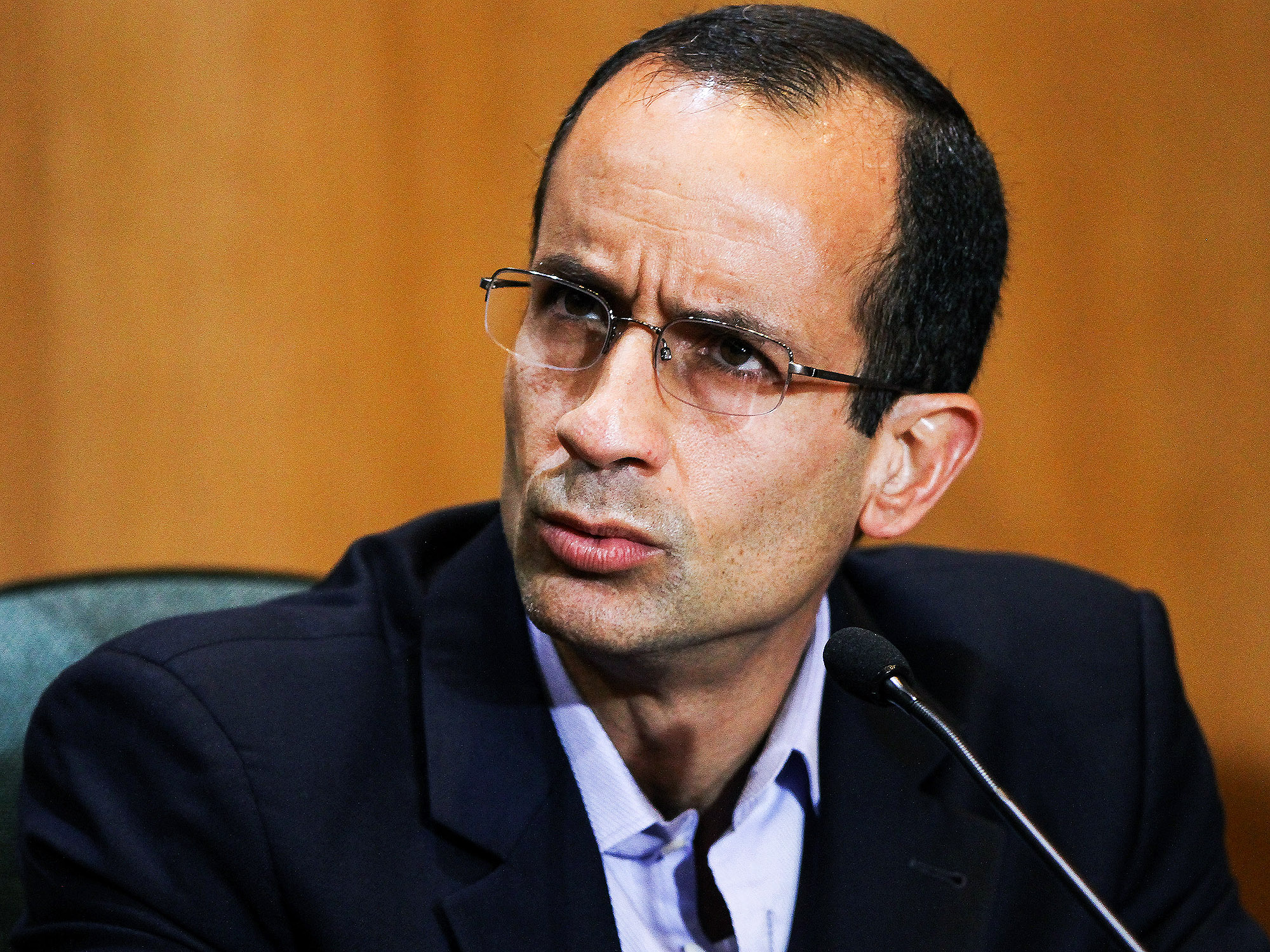 O executivo Marcelo Odebrecht, preso na Operação Lava Jato, durante depoimento à CPI da Petrobras em Curitiba, nesta terça-feira (01)